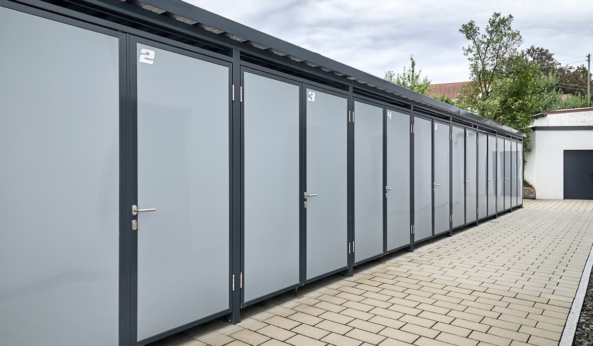 <h5>Mülltonnen-Einhausung aus Vollblech</h5>